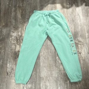 There a turquoise color, size medium, sweatpants